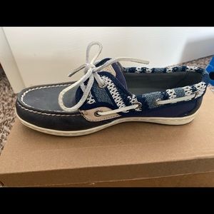 Navy blue Sperry’s